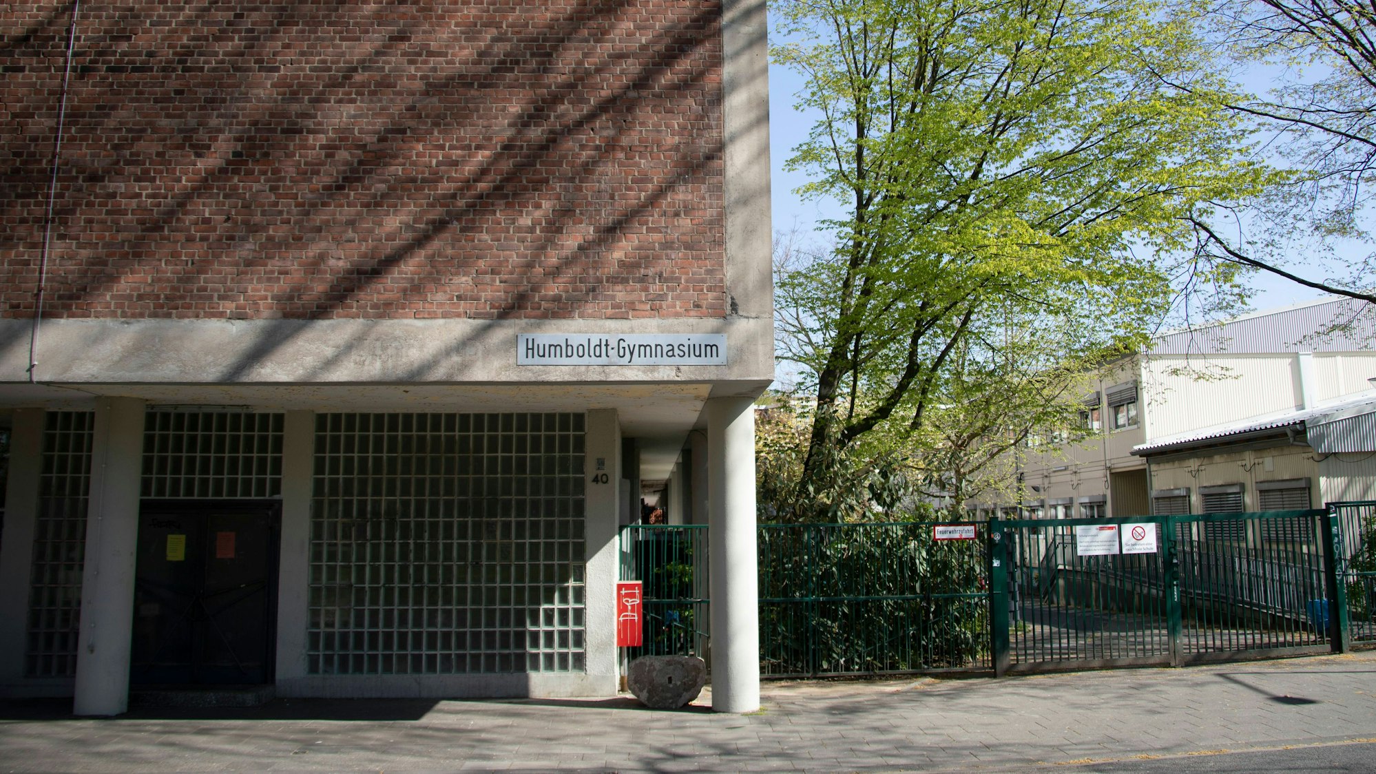 Zu sehen ist der Eingang des Kölner Humboldt-Gymnasiums.