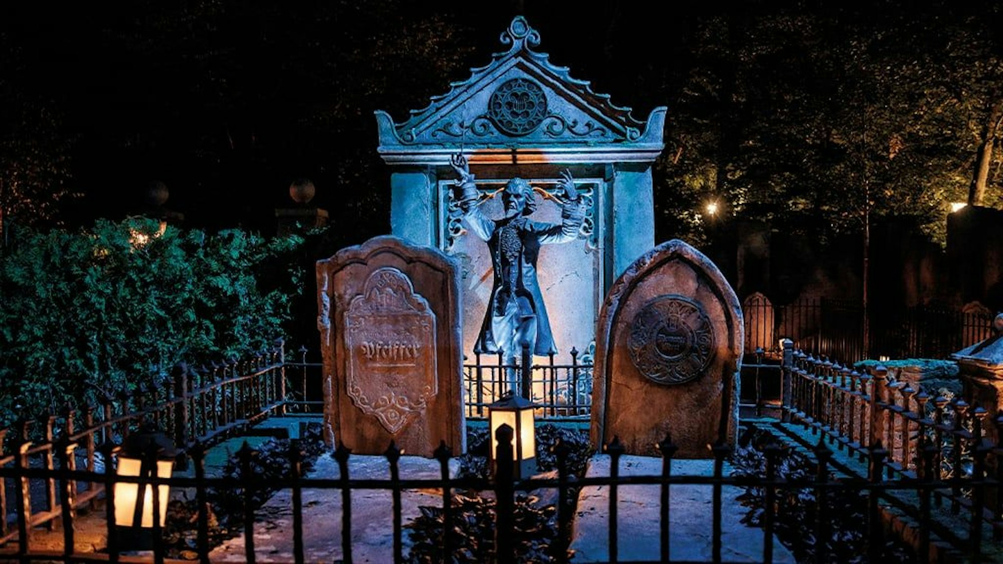 Danse macabre in Efteling: Ein Grabstein mit schauriger Beleuchtung ist zu sehen, davor eine Musiker-Puppe.