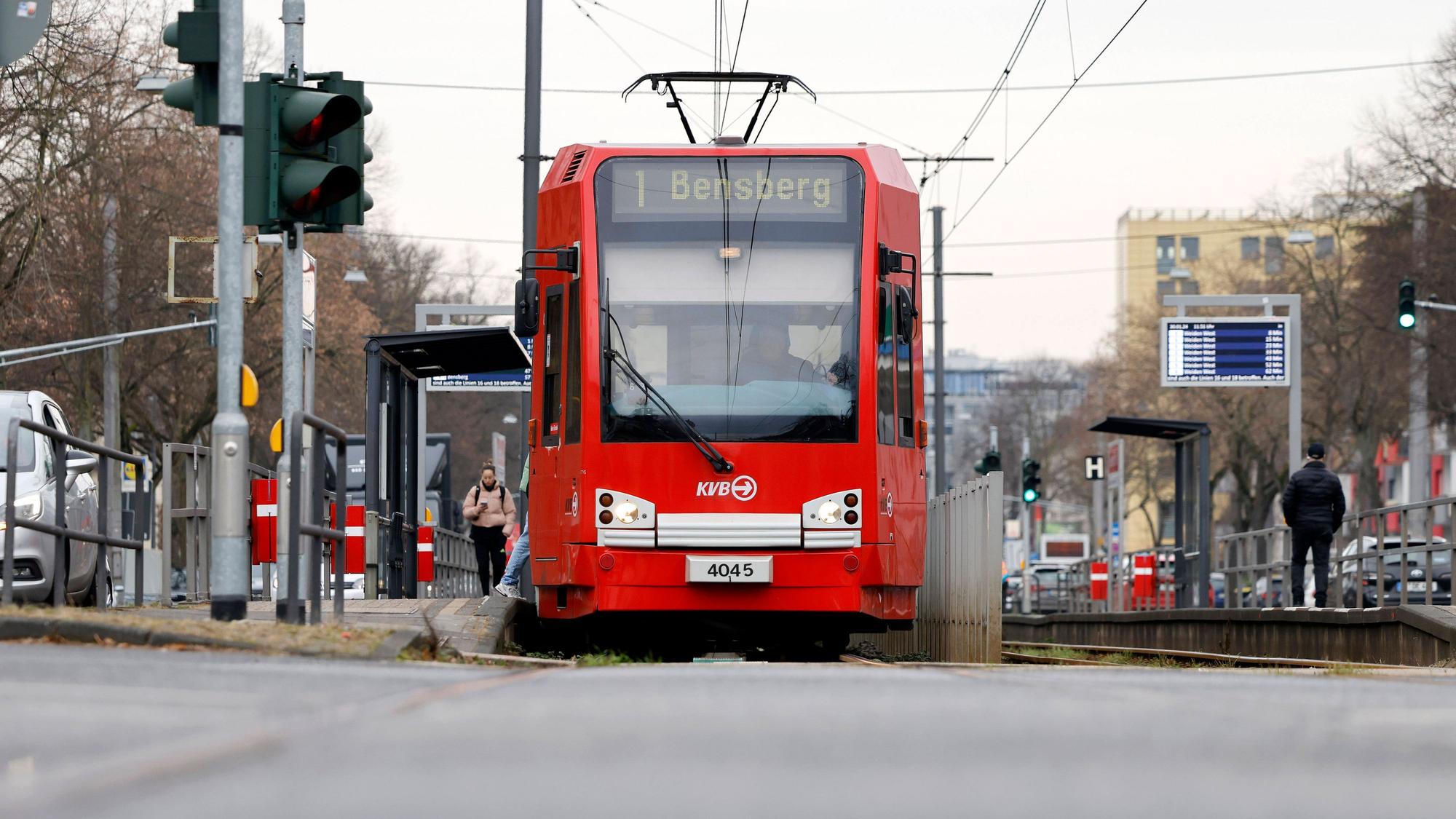 Am Donnerstag kam es auf der Linie 1 in Köln zu einem Unfall. (Symbolbild)
