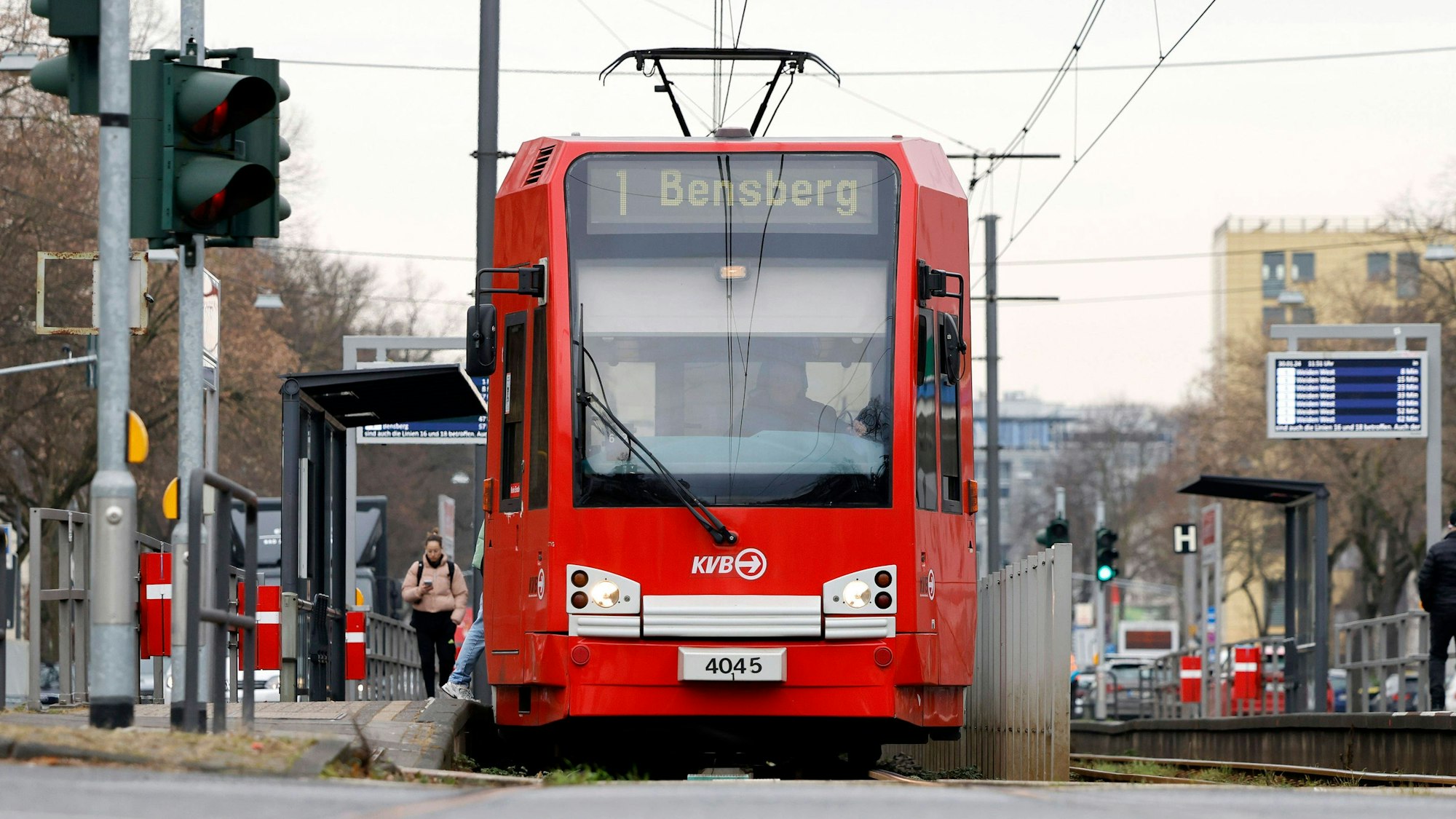 Eine KVB-Bahn der Linie 1 ist auf der Aachener Straße in Köln unterwegs.
