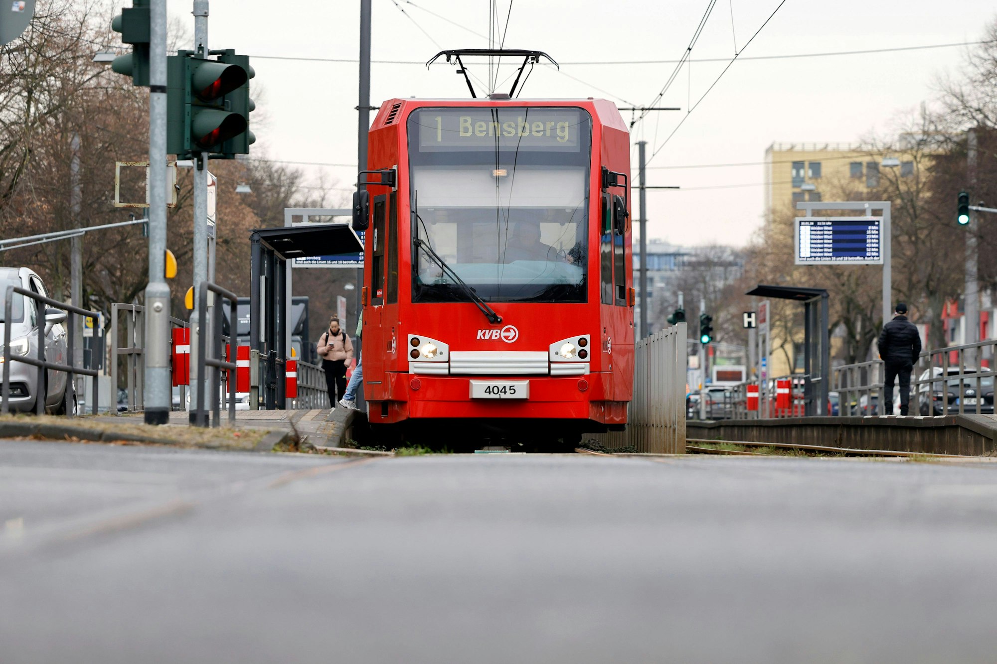 Das Bild zeigt einen Zug der KVB-Linie 1 Foto: IMAGO/Panama PicturesIMAGO/Panama Pictures