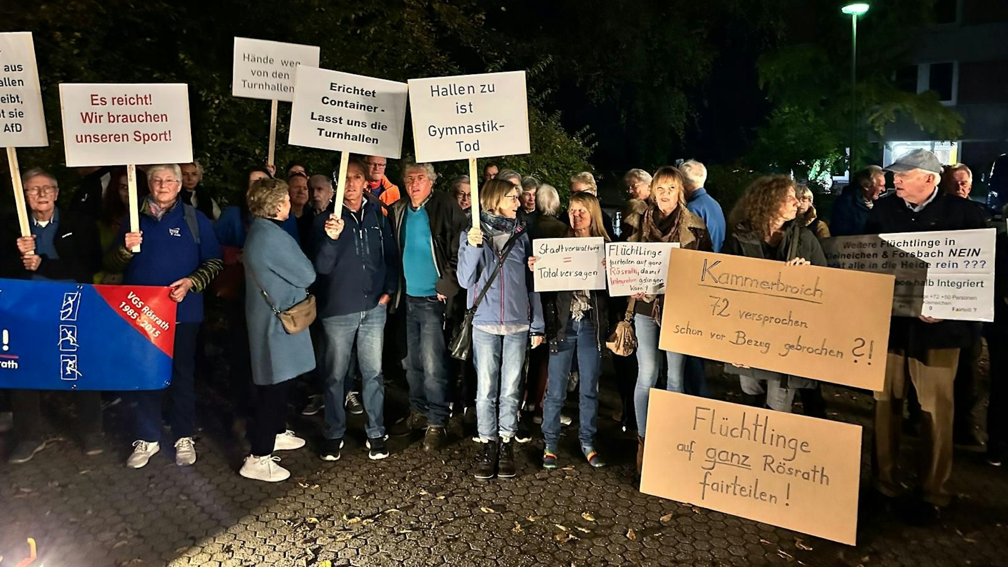 Zahlreiche Bürgerinnen und Bürger demonstrierten vor der Stadtratssitzung in Rösrath.