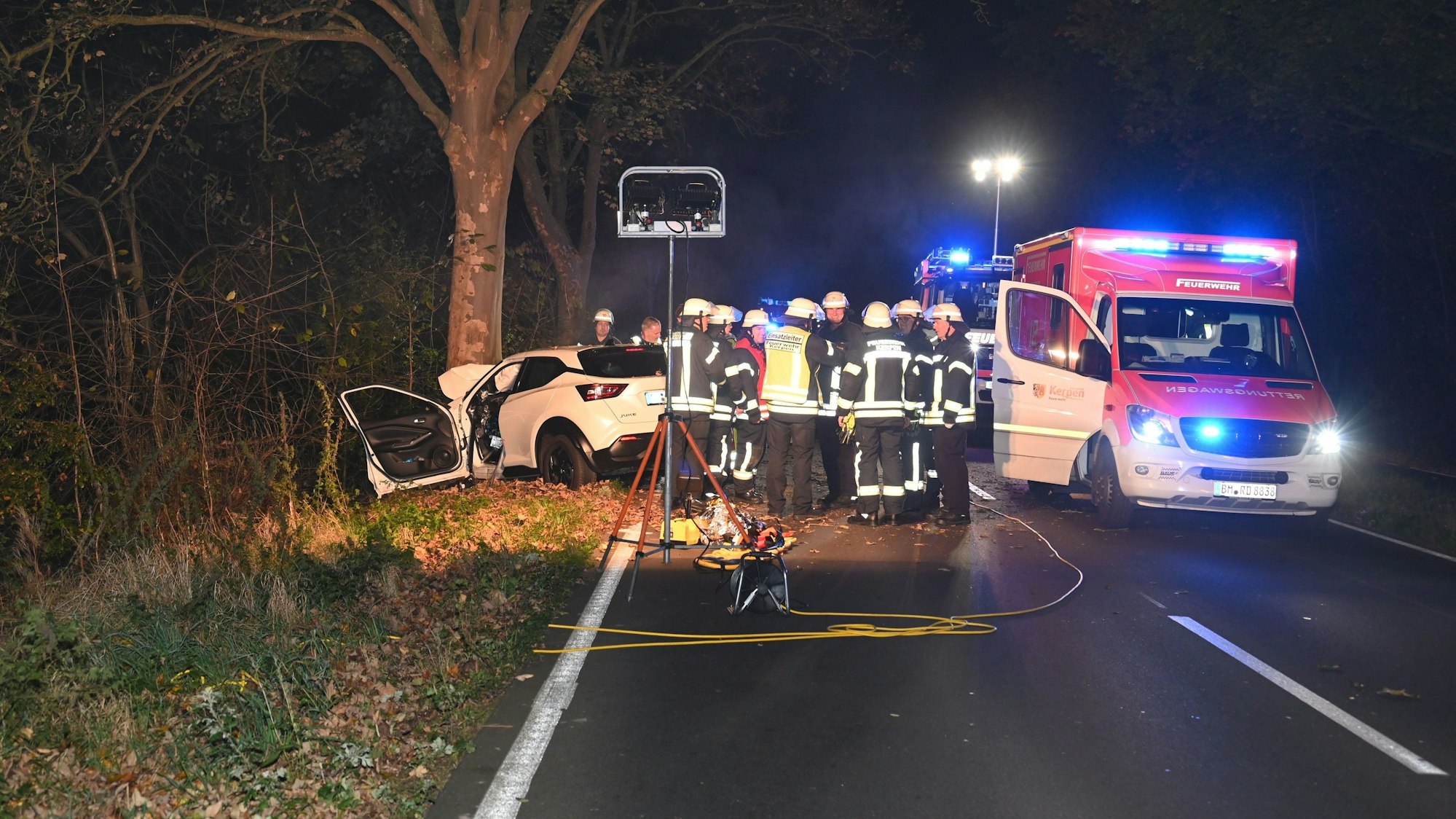 Der Fahrer wurde im Auto eingeklemmt und von der Feuerwehr Kerpen befreit.