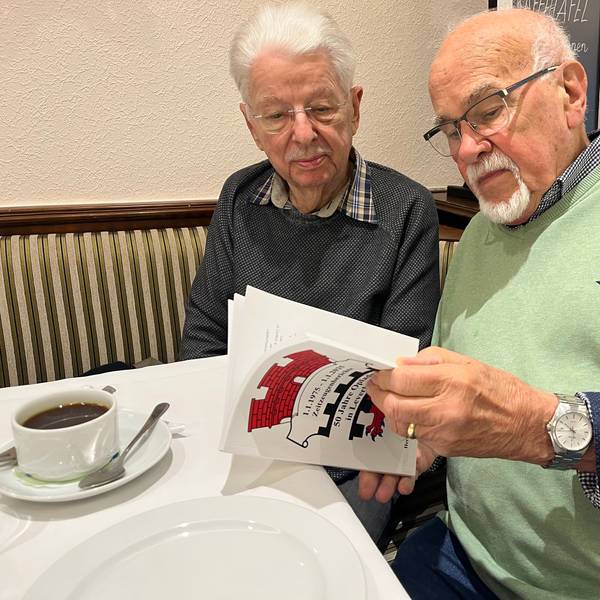 Zwei Männer mit Buch