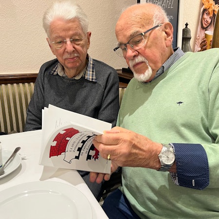 Zwei Männer mit Buch