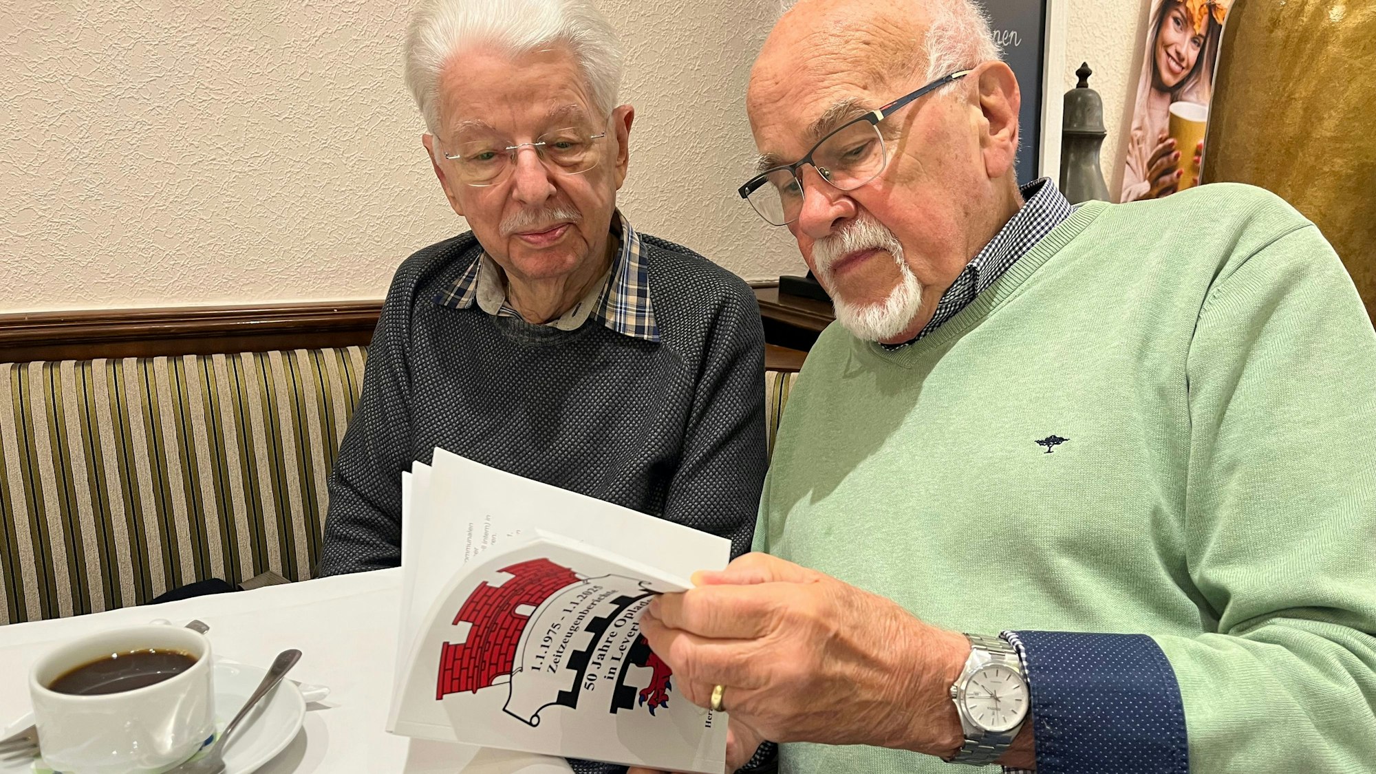Zwei Männer mit Buch