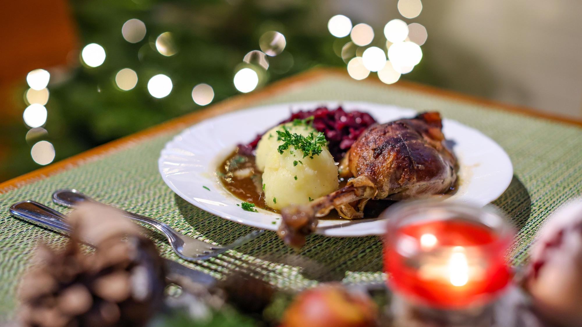 Eine Portion Gänsekeule mit Rotkraut und Klößen steht auf einem Tisch im Restaurant der Gänsezucht Eskildsen.