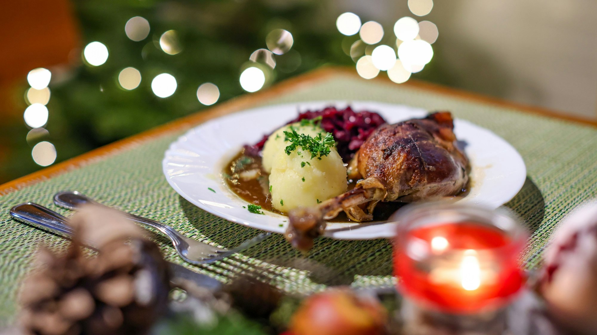 Eine Portion Gänsekeule mit Rotkraut und Klößen steht auf einem Tisch im Restaurant der Gänsezucht Eskildsen.