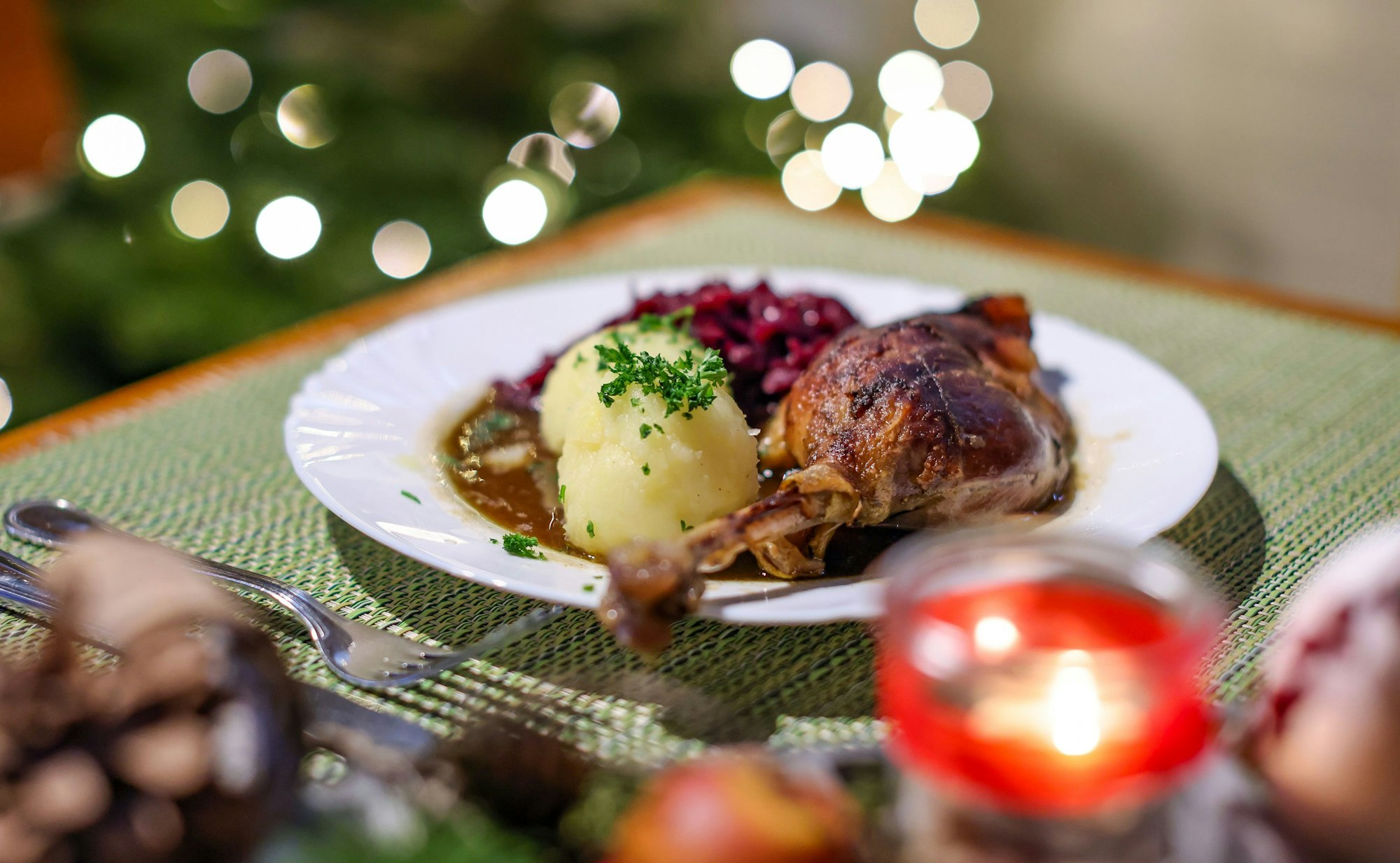 Eine Portion Gänsekeule mit Rotkraut und Klößen steht auf einem Tisch im Restaurant der Gänsezucht Eskildsen.