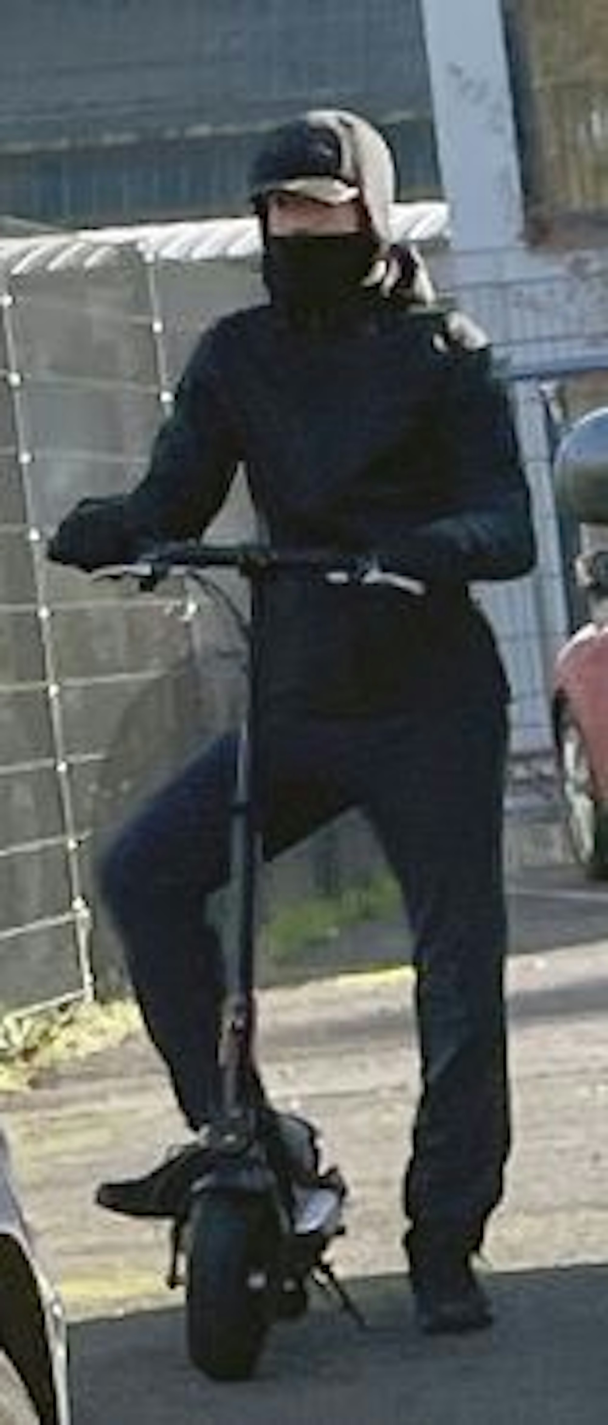Mit Fotos fahndet die Polizei nach dem Mann, der einen 32-jährigen in Köln-Kalk erschossen haben soll.