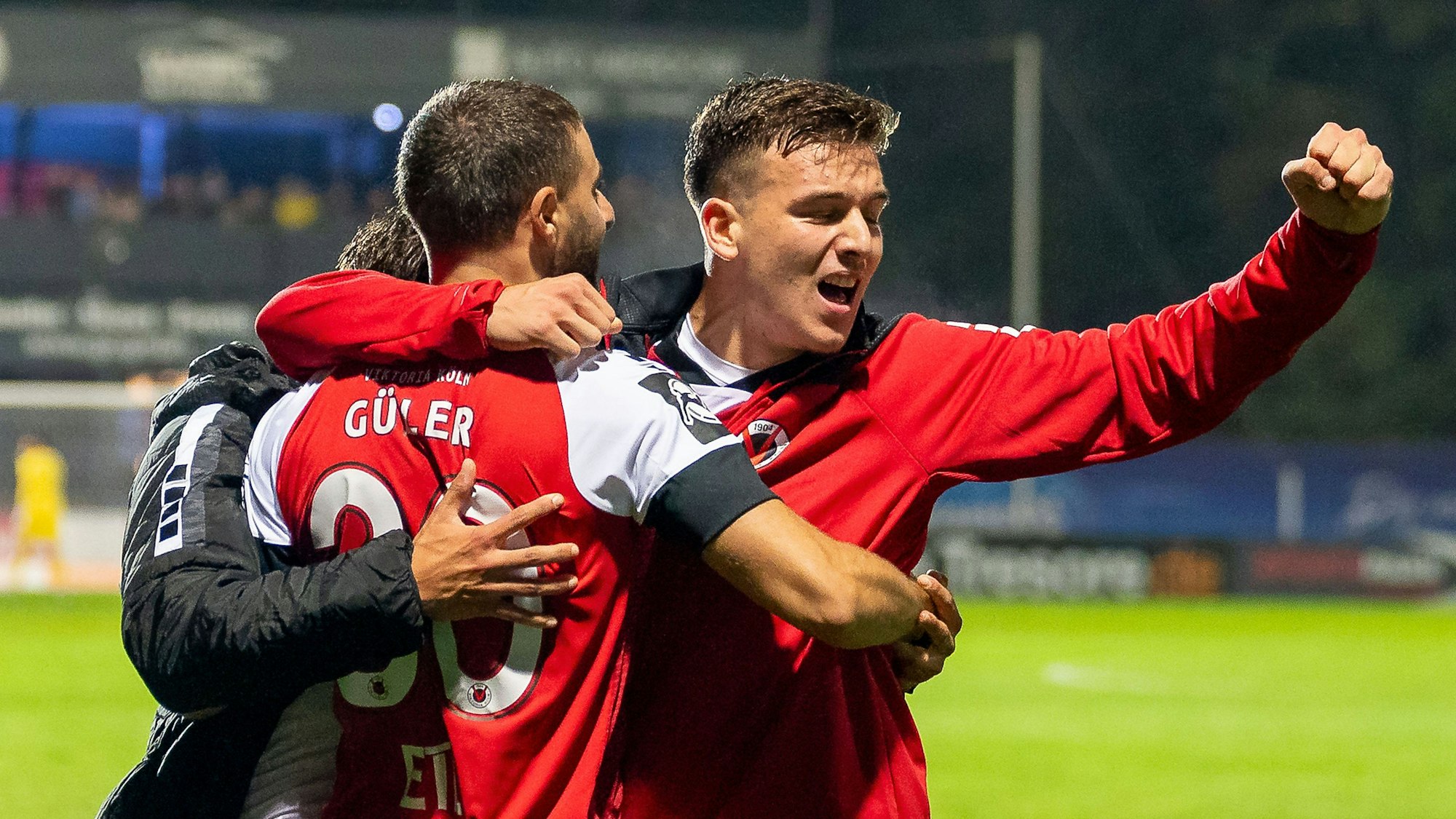 22.10.24, Fussball: 3. Liga, Saison 2024/2025, 11. Spieltag, Viktoria Köln 1904 e.V. vs FC Ingolstadt 04 im Sportpark Höhenberg in Köln. Serhat Semih Gueler Viktoria Koeln, 30 und Said El Mala Viktoria Koeln, 22 bejubeln das Tor zum 4:3. Wichtiger Hinweis: Gemaess den Vorgaben der DFL Deutsche Fussball Liga bzw. des DFB Deutscher Fussball-Bund ist es untersagt, in dem Stadion und/oder vom Spiel angefertigte Fotoaufnahmen in Form von Sequenzbildern und/oder videoaehnlichen Fotostrecken zu verwerten bzw. verwerten zu lassen. Foto: Kirchner-Media/TH *** 22 10 24, Football 3 Liga, Season 2024 2025, Matchday 11, Viktoria Köln 1904 e V vs FC Ingolstadt 04 at Sportpark Höhenberg in Cologne Serhat Semih Gueler Viktoria Koeln, 30 and Said El Mala Viktoria Koeln, 22 celebrate the goal to make it 4 3 Important note In accordance with the regulations of the DFL German Football League and the DFB German Football Association, it is prohibited to use or have used photographs taken in the stadium or of the match in the form of sequential images or video-like photo series Foto Kirchner Media TH Copyright: xKirchner-Media/THx