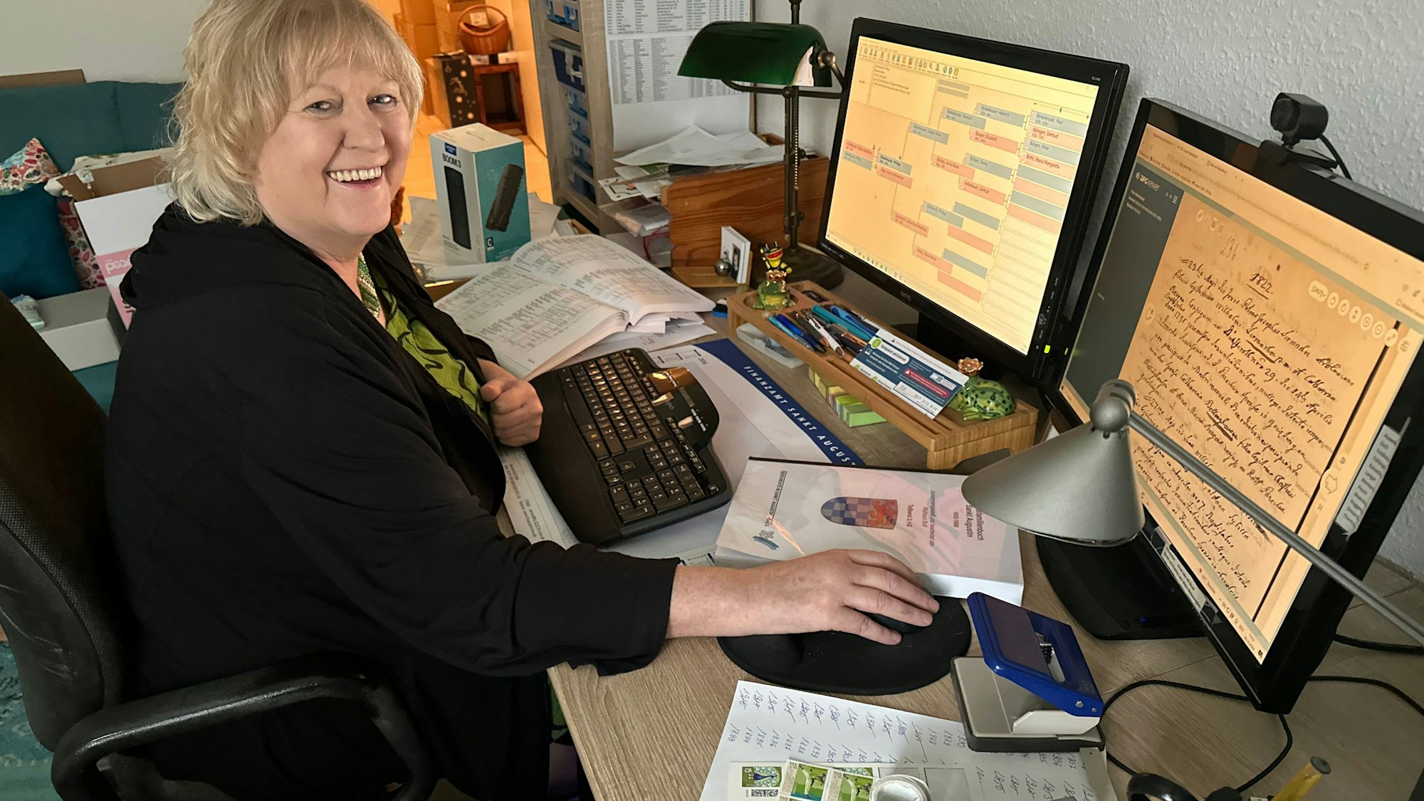 Ahnenforscherin Waltraud Boß an ihrem Schreibtisch.