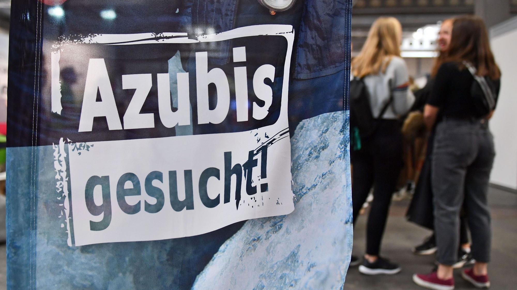 Junge Leute auf der Suche nach einem Ausbildungsplatz.