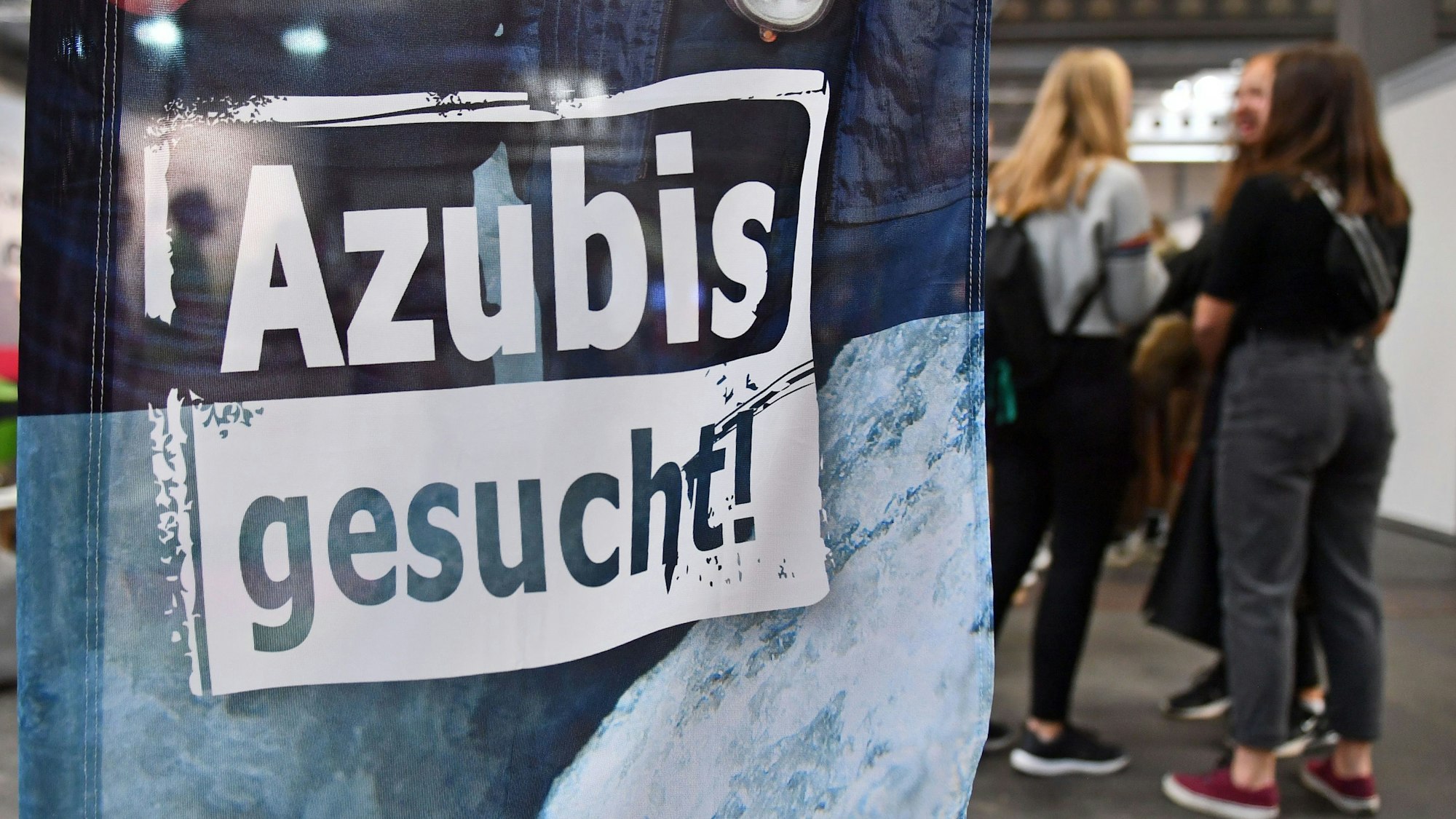 Junge Leute auf der Suche nach einem Ausbildungsplatz.