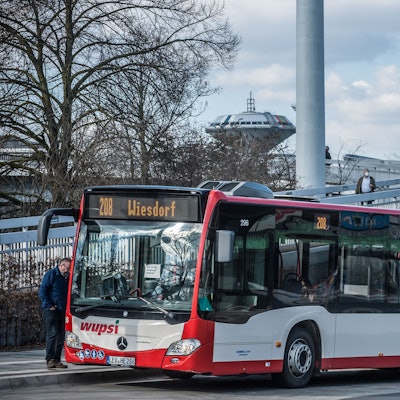 Ein Wupsi-Bus hält in Wiesdorf.