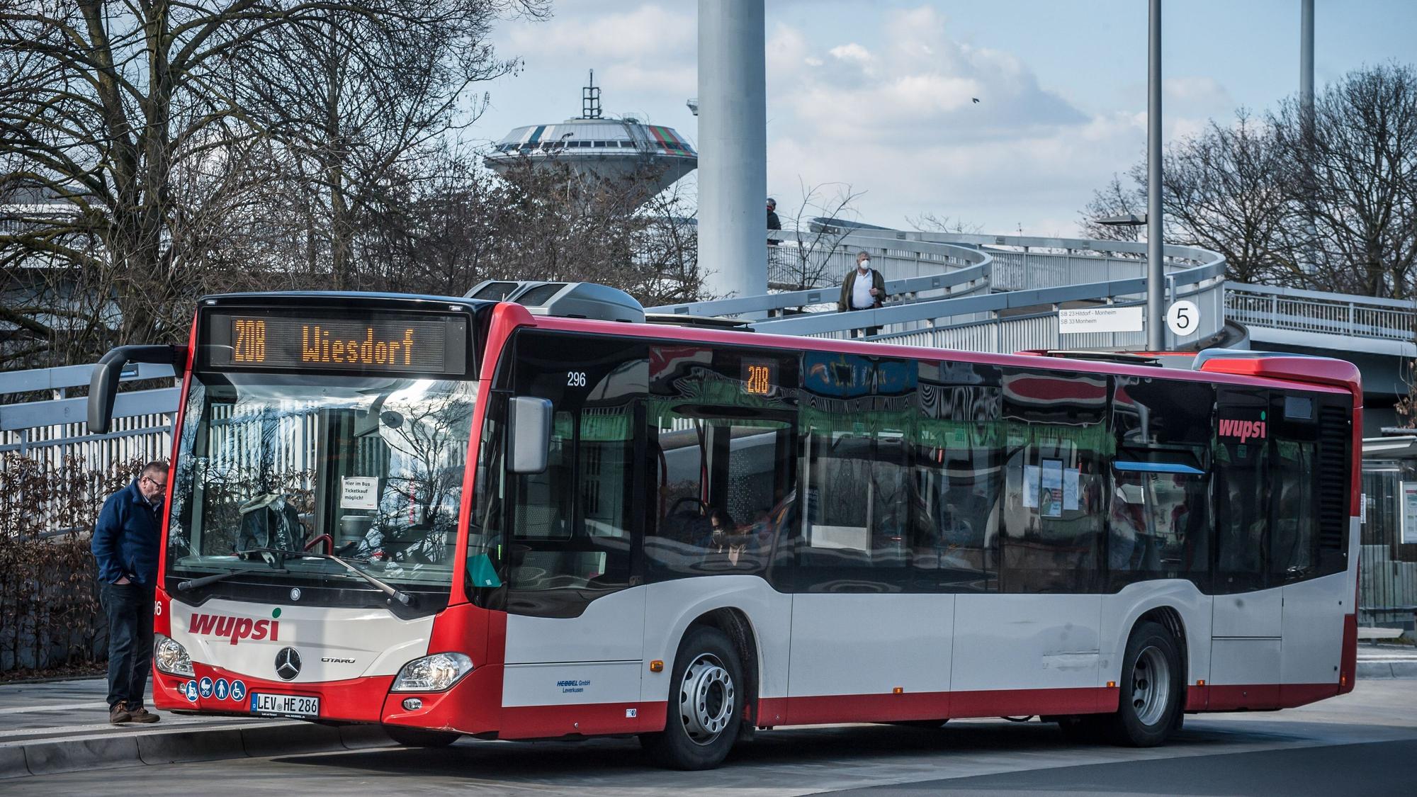 Ein Wupsi-Bus hält in Wiesdorf.