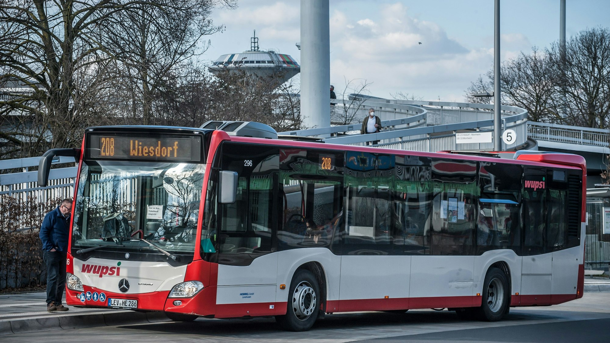 Ein Wupsi-Bus hält in Wiesdorf.