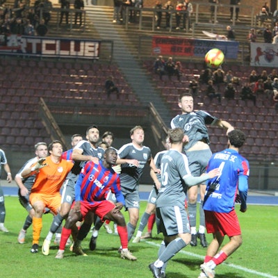 Dicke Luft im Oberpleiser Strafraum nach einer Ecke des Bonner SC. TuS-Akteur Mika Jetzlaff springt am Höchsten.