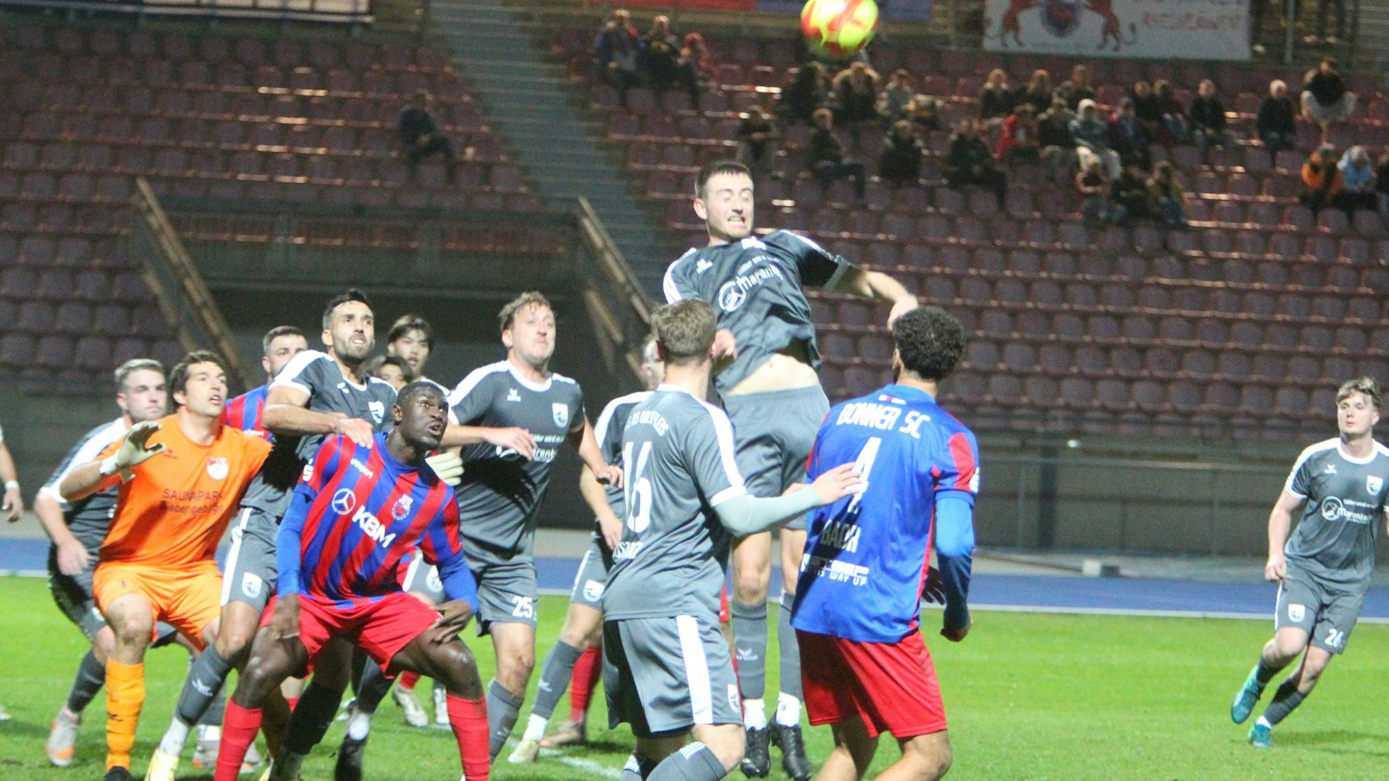 Dicke Luft im Oberpleiser Strafraum nach einer Ecke des Bonner SC. TuS-Akteur Mika Jetzlaff springt am Höchsten.