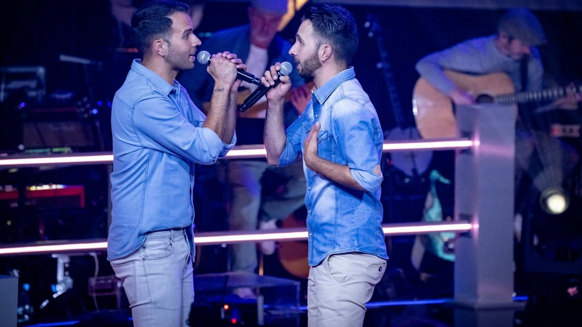 Auf dem Foto sind die Zwillinge Pasquale und Michele Tibello aus Bergheim auf einer Bühne zu sehen.