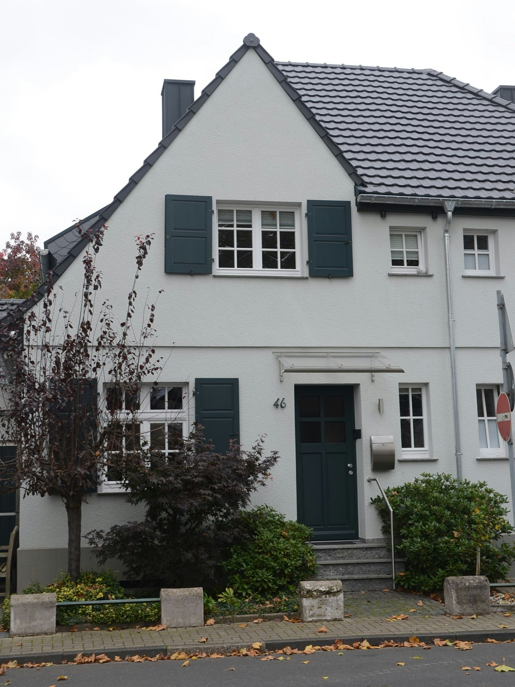 Eine Doppelhaushälfte mit Klappfensterläden.