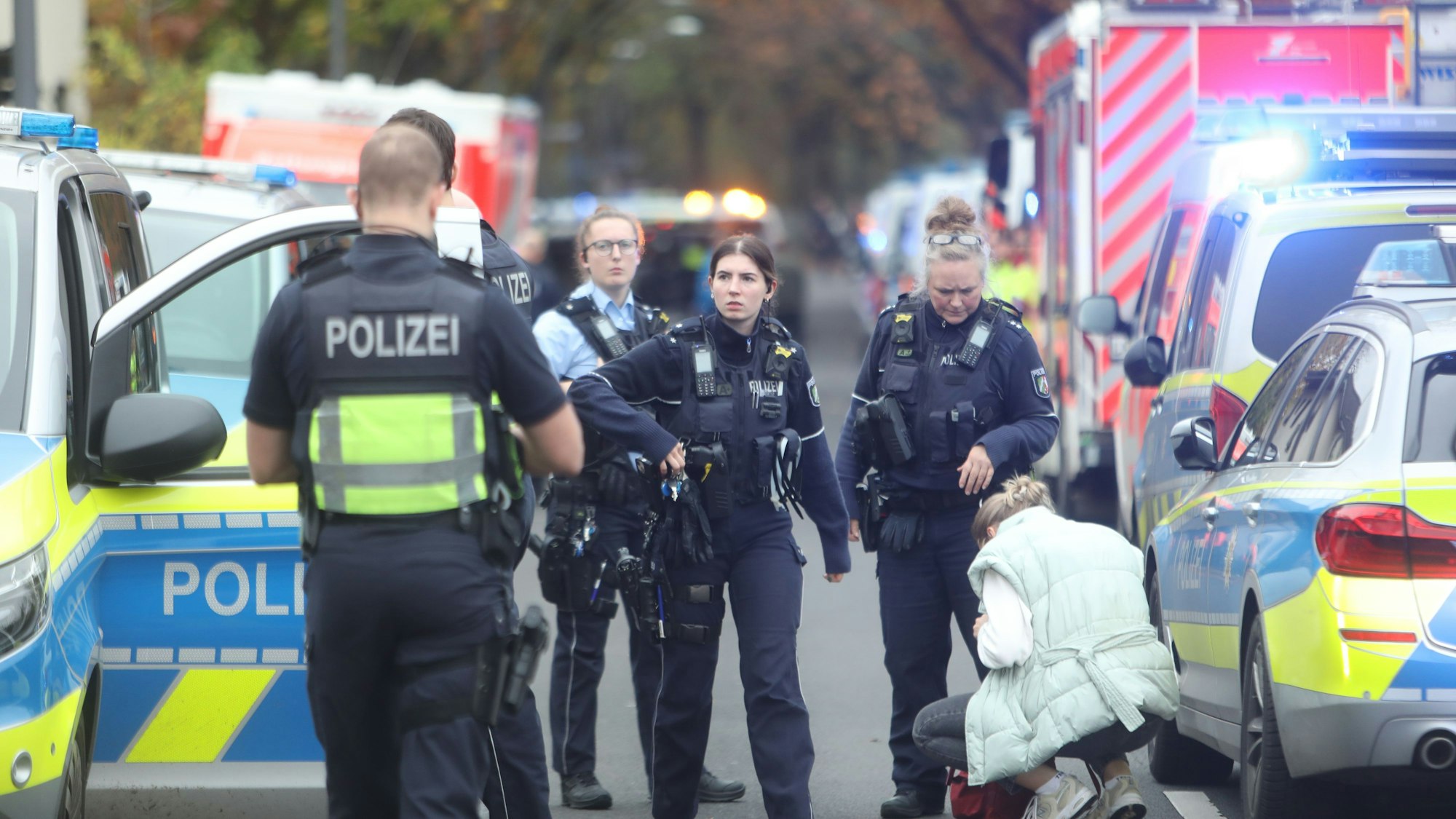 Die Polizei ist mit einem Großaufgebot in Holweide im Einsatz.