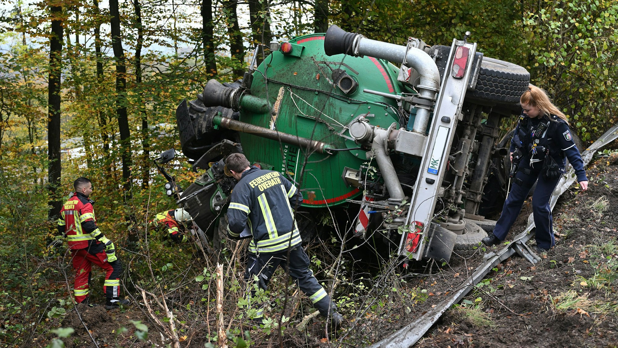 Frontalzusammenstoß zwischen Pkw und Gülle-Trecker