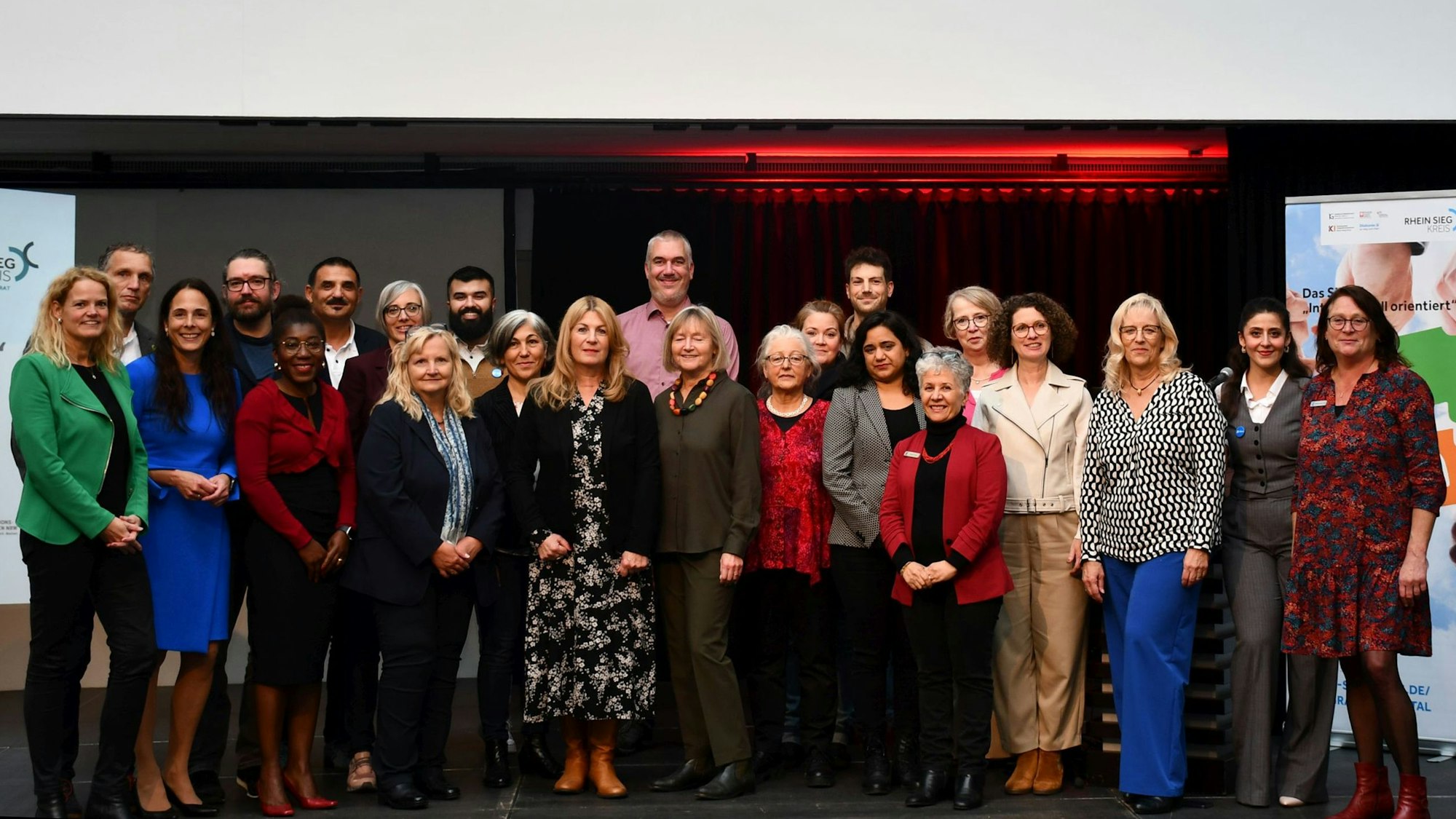 Das Gruppenfoto bei der Verleihung des Siegels "interkulturell orientiert" zeigt die Siegelträgerinnen und Siegelträger sowie Vertreterinnen und Vertreter des Siegelverbundes im Siegburger Stadtmuseum.