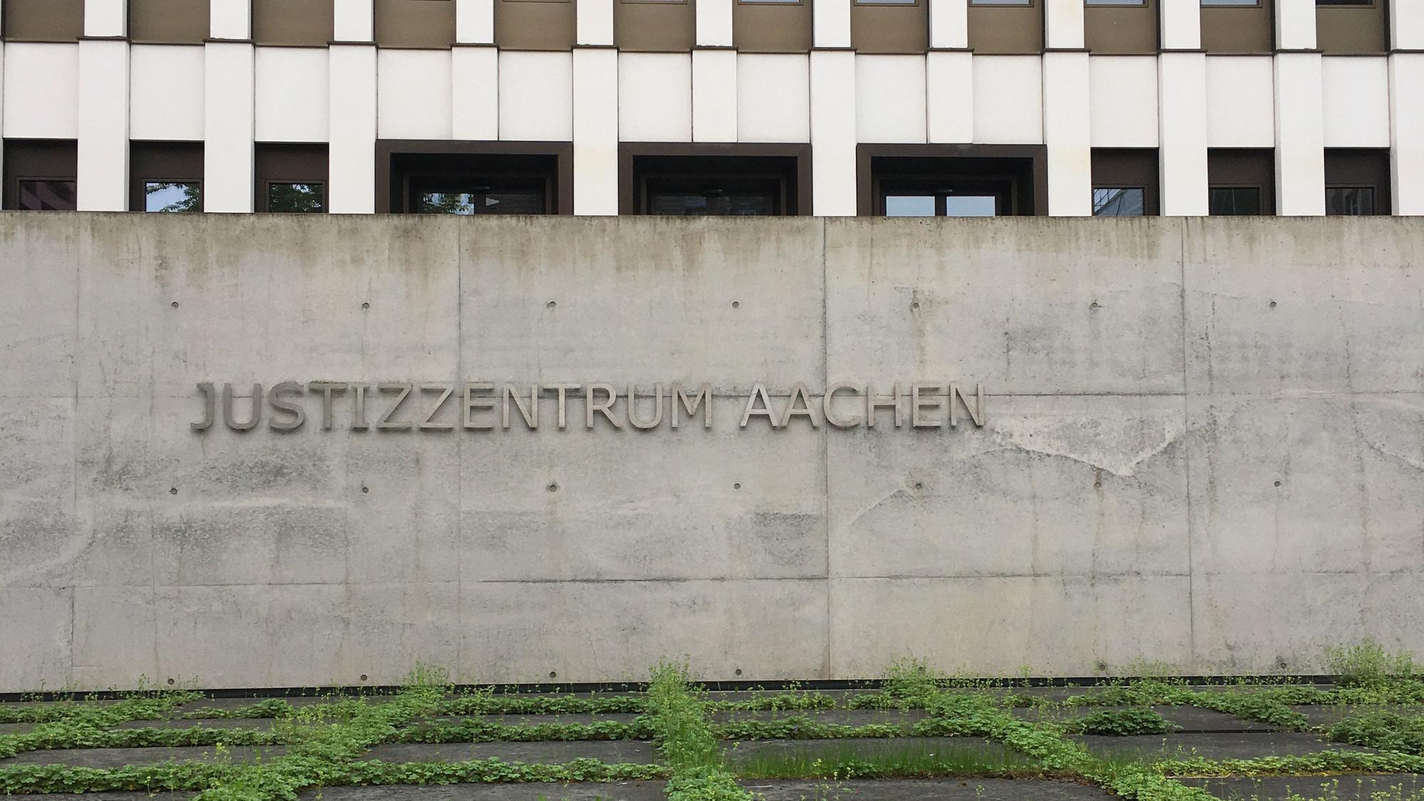Blick auf die Fassade des Justizzentrums.