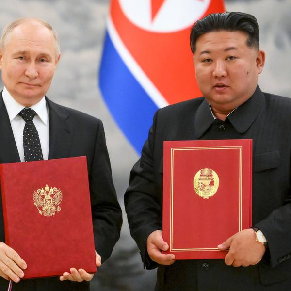 Dieses von der staatlichen russischen Nachrichtenagentur Sputnik via AP veröffentlichte Foto zeigt den russischen Präsidenten Wladimir Putin (l.) und den nordkoreanischen Staatschef Kim Jong Un posieren für ein Foto während einer Unterzeichnungszeremonie der neuen Partnerschaft.