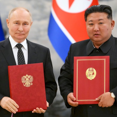 Dieses von der staatlichen russischen Nachrichtenagentur Sputnik via AP veröffentlichte Foto zeigt den russischen Präsidenten Wladimir Putin (l.) und den nordkoreanischen Staatschef Kim Jong Un posieren für ein Foto während einer Unterzeichnungszeremonie der neuen Partnerschaft.