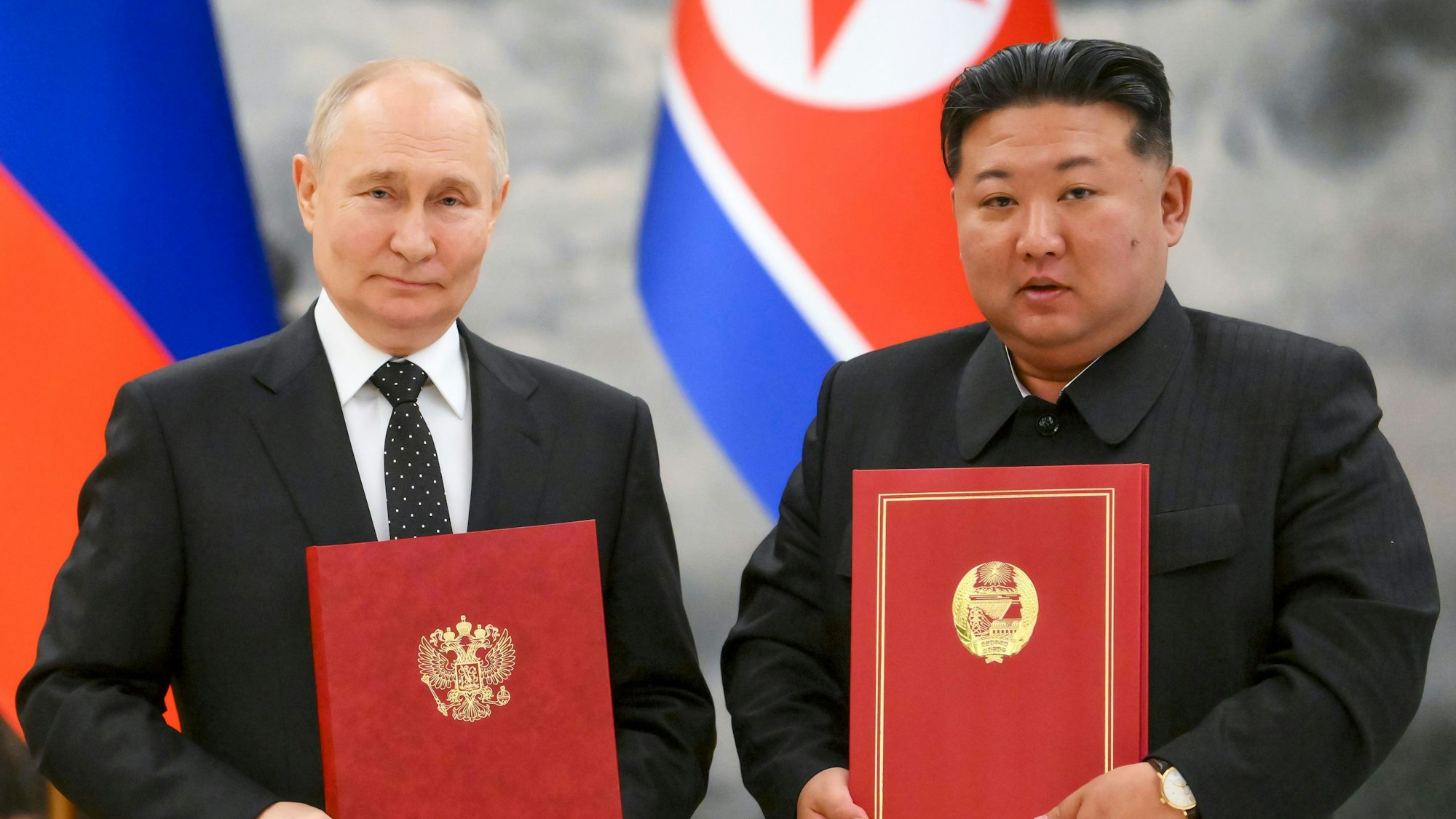 Dieses von der staatlichen russischen Nachrichtenagentur Sputnik via AP veröffentlichte Foto zeigt den russischen Präsidenten Wladimir Putin (l.) und den nordkoreanischen Staatschef Kim Jong Un posieren für ein Foto während einer Unterzeichnungszeremonie der neuen Partnerschaft.
