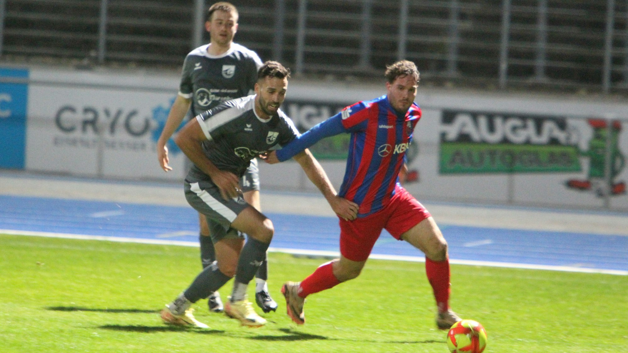 Der Oberpleiser Nicholas Caspar (links) verfolgt den Bonner Hendrik Strobl.