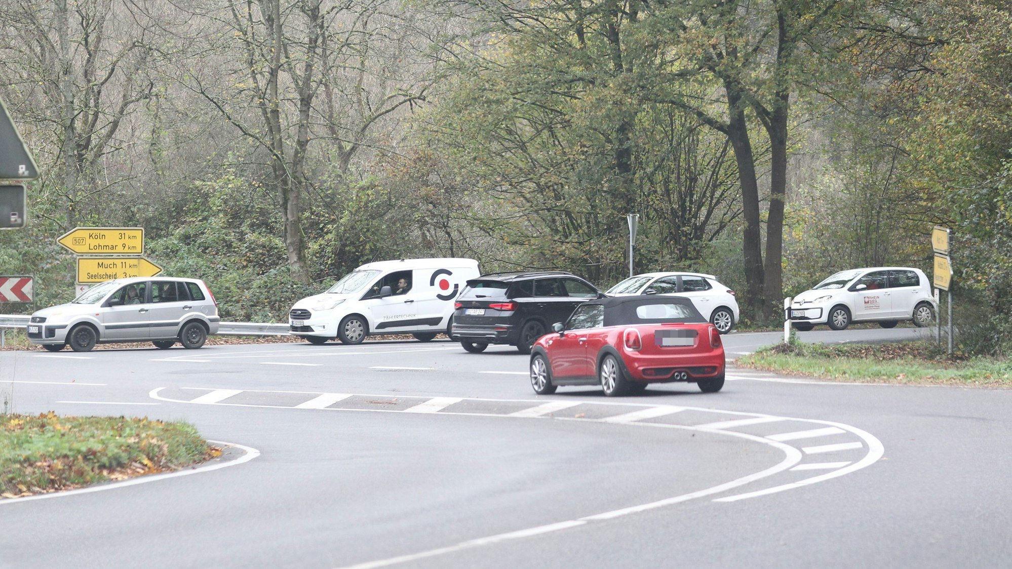 An einer Kreuzung stauen sich Autos, deren Fahrer abbiegen wollen.