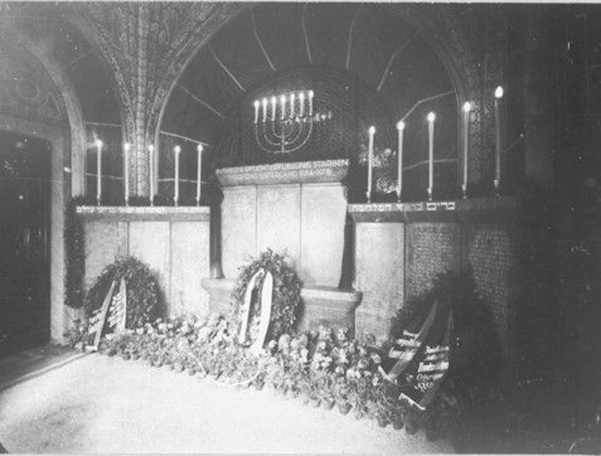 Das Denkmal in der Synagoge an der Roonstraße im Jahr seiner feierlichen Enthüllung 1924