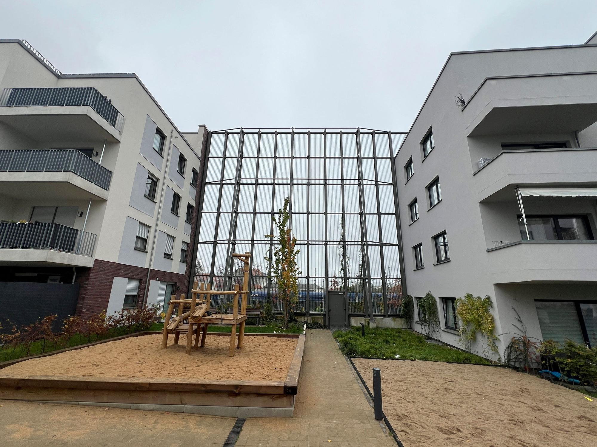 Schallschutz, hier eine über zehn Meter hohe Glaswand, ist wegen der Güterzugstrecke ein wichtiges Thema auf den Grundstücken auf der Westseite der Bahnstadt.