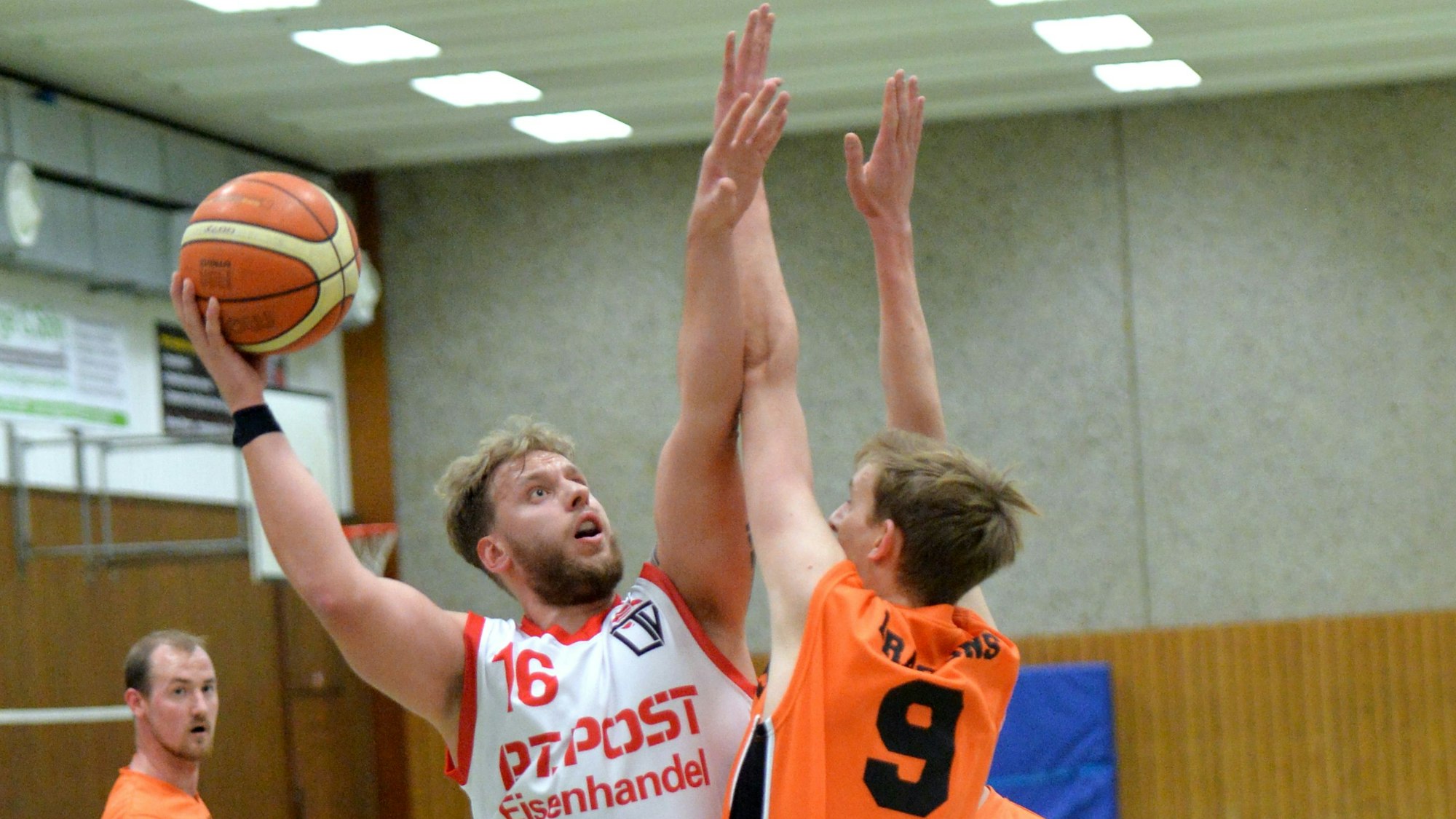 Basketball
Leichlinger TV - Rhöndorf
links: Torsten Pokar (Leichl)
Foto: Uli Herhaus