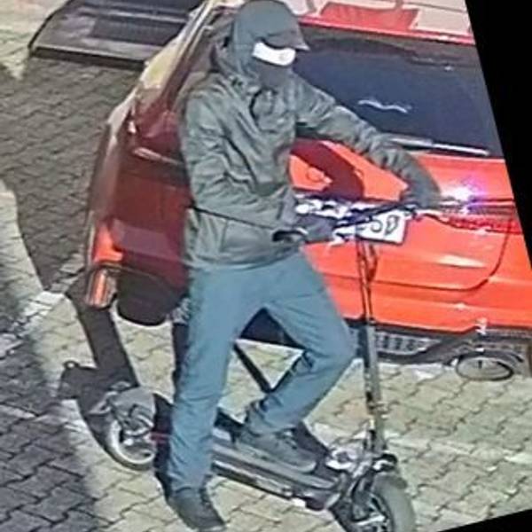 Mit Fotos fahndet die Polizei nach dem Mann, der einen 32-jährigen in Köln-Kalk erschossen haben soll.