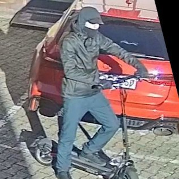Mit Fotos fahndet die Polizei nach dem Mann, der einen 32-jährigen in Köln-Kalk erschossen haben soll.