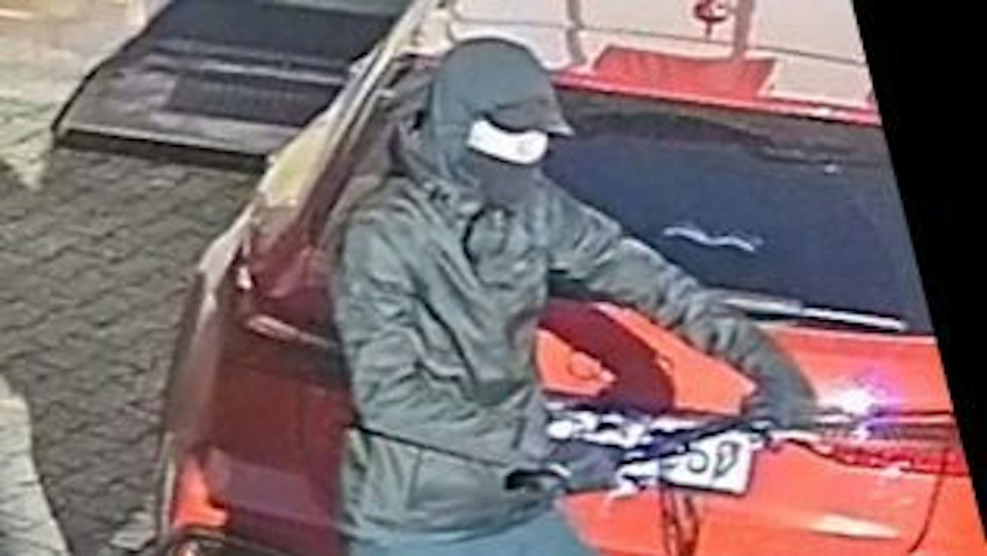 Mit Fotos fahndet die Polizei nach dem Mann, der einen 32-jährigen in Köln-Kalk erschossen haben soll.