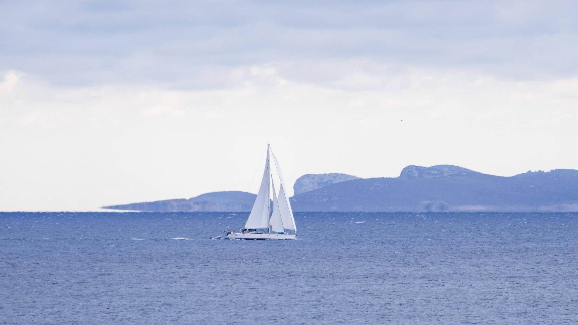 Segelschiff vor Cabrera bei Mallorca (Archivbild). Passagiere eines Katamarans mussten am Dienstag (29. Oktober) gerettet werden.