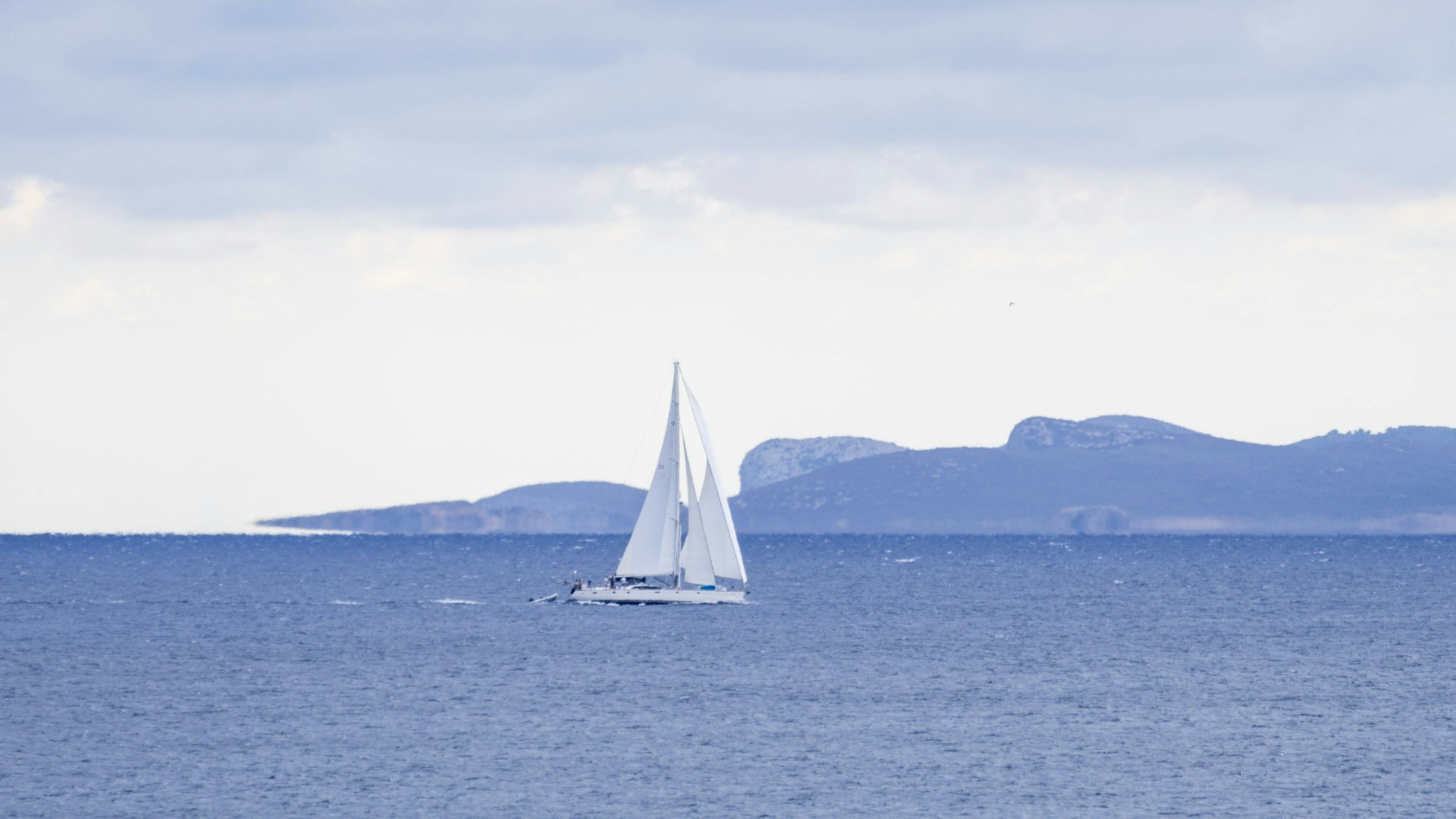 Segelschiff vor Cabrera bei Mallorca (Archivbild). Passagiere eines Katamarans mussten am Dienstag (29. Oktober) gerettet werden.