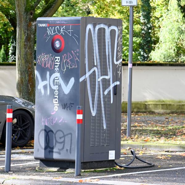 Eine Ladesäule der neueren Generation auf der Piusstraße.