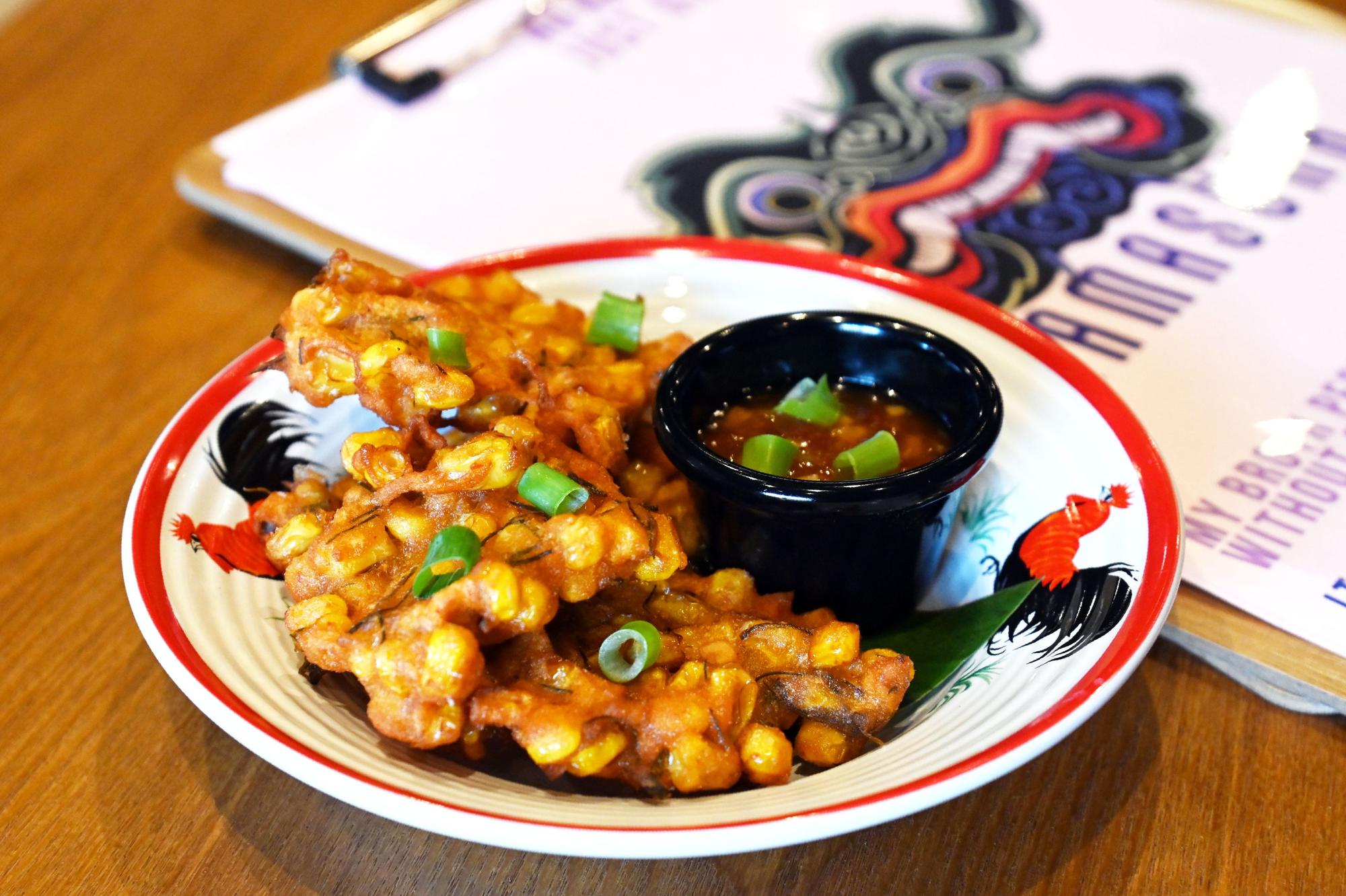 25.10.2024 Köln. Gastrokolumne „Lieblingsort“ von Julia Floß über das „Ramasura Thai Noodle House“. Frittierte Maisküchlein mit Zitronengras. Foto: Alexander Schwaiger