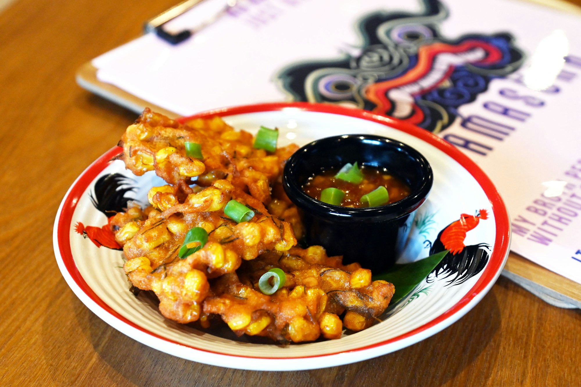 25.10.2024 Köln. Gastrokolumne „Lieblingsort“ von Julia Floß über das „Ramasura Thai Noodle House“. Frittierte Maisküchlein mit Zitronengras. Foto: Alexander Schwaiger