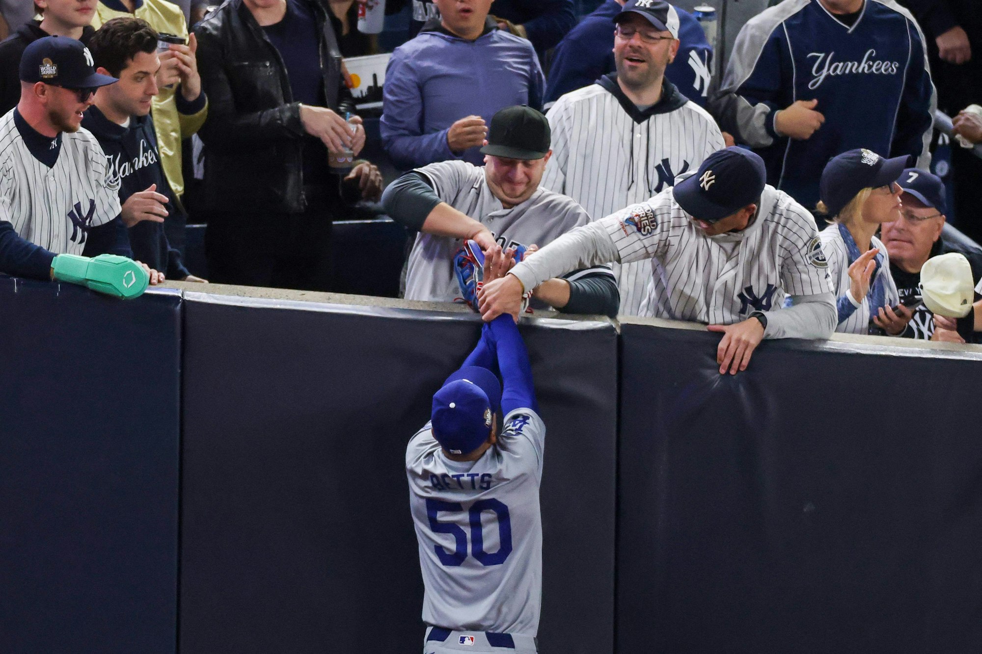 Fans der New York Yankees klauten während des vierten Spiels der World Series einen Ball nach einem erfolgreichen Fang von Dodgers-Profi Mookie Betts.