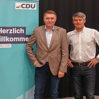 Der Overather CDU-Bürgermeisterkandidat Michael Eyer (M.) stellt sich mit CDU-Chef Hardy Kohkemper (l.) und CDU-Fraktionschef Oliver Hahn vor.