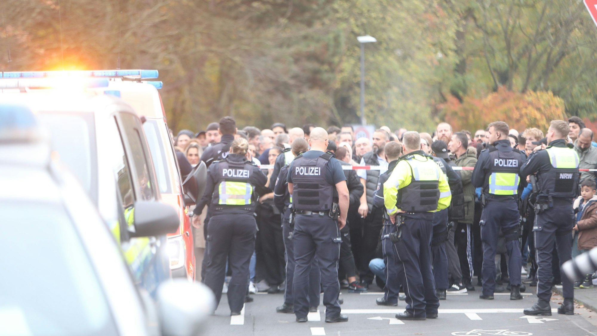 Eltern warteten an der Absperrung darauf, ihre Kinder abholen zu können.