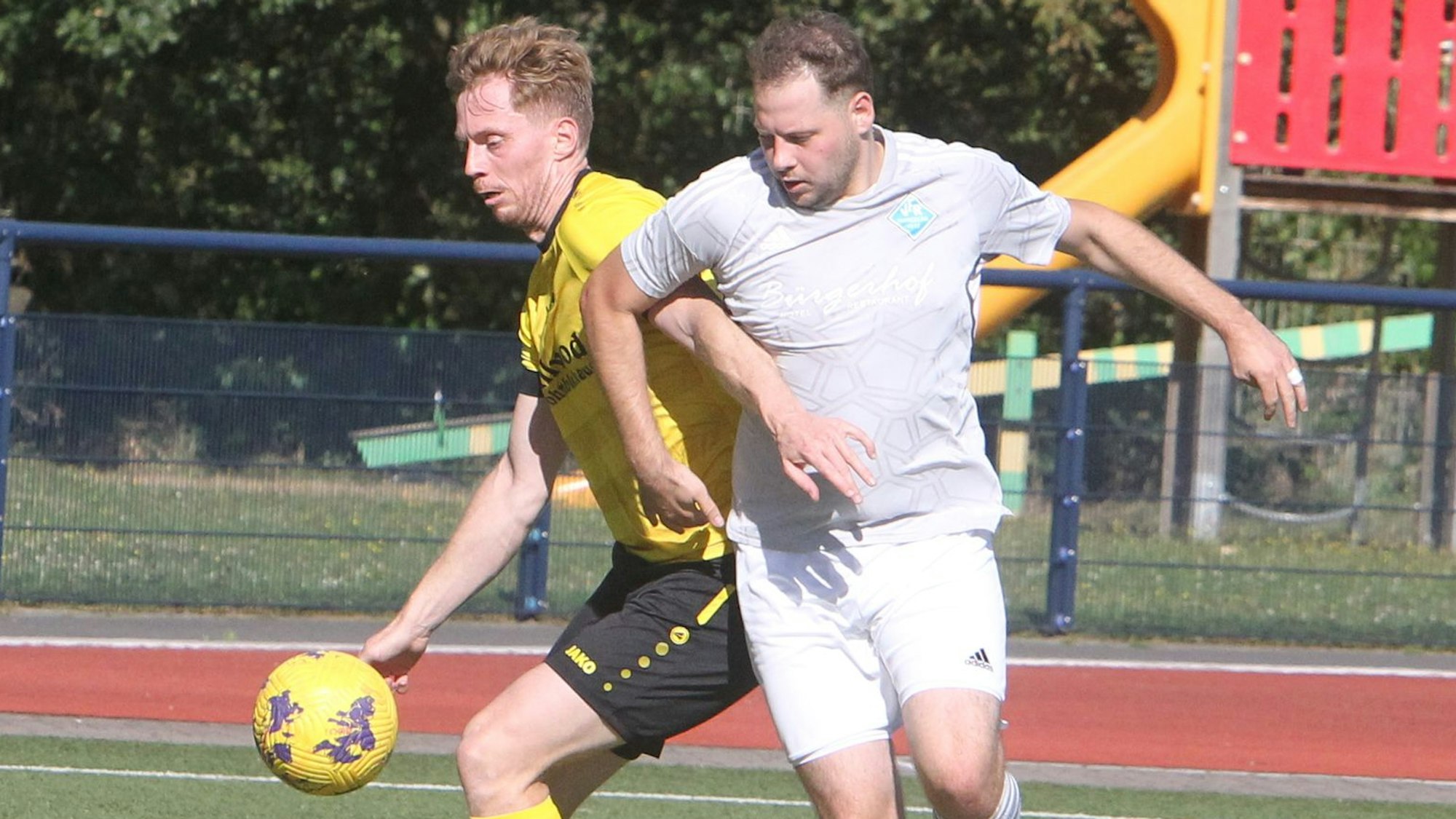 WSV-Akteur Max Feldner (links) und Lennard Bär vom VfR Hangelar fiebern jeweils einem Heimspiel entgegen. Foto: Bröhl