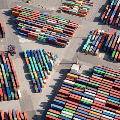 ARCHIV - 05.03.2022, Hamburg: Das Luftbild zeigt zahlreiche Container auf dem Gelände eines Containerterminals im Hamburger Hafen. Die Folgen des Ukraine-Krieges haben das Wirtschaftswachstum in Deutschland nach einem unerwartet kräftigen Jahresstart im zweiten Quartal abgewürgt. (zu dpa "Wirtschaftswachstum adé - Ukraine-Krieg bremst Konjunktur aus") Foto: Daniel Reinhardt/dpa +++ dpa-Bildfunk +++